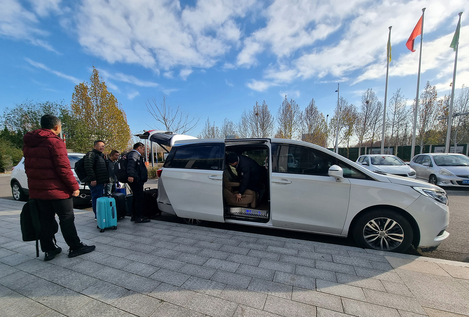 บริการรถรับส่งในจีนสำหรับทัวร์โรงงานจีน Premium Business Tour เดินทางแบบส่วนตัว สะดวกและปลอดภัยสำหรับนักธุรกิจไทย