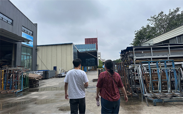 ตัวแทนไทยเยี่ยมชมโรงงานจีนผู้ผลิตประตูหน้าต่างอลูมิเนียม บรรยากาศการจัดเก็บโครงสร้างอย่างมืออาชีพ