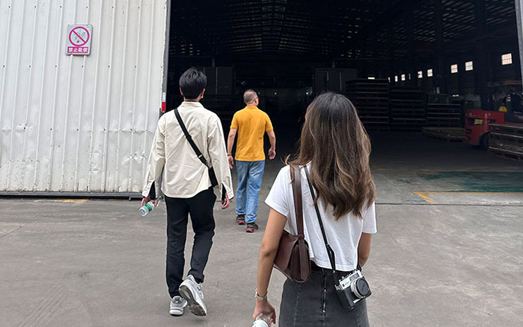 เยี่ยมชมโรงงานจีนเพื่อดูขั้นตอนการผลิตวัสดุตกแต่งภายในอย่างใกล้ชิด