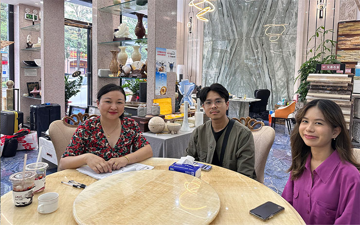 นักธุรกิจไทยเจรจาดีลวัสดุตกแต่งภายในกับโรงงานจีนในโชว์รูม