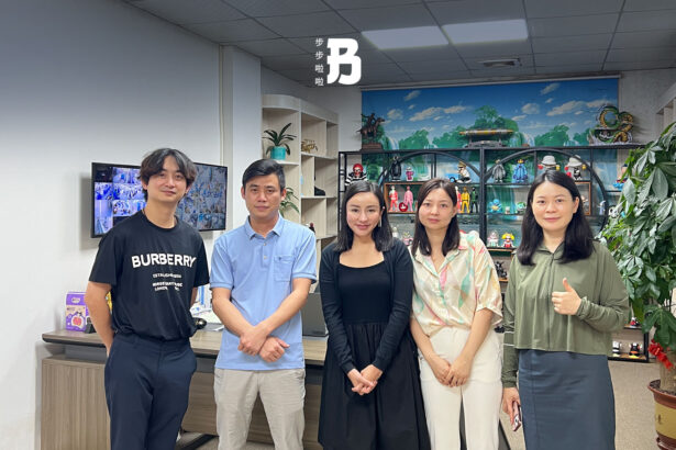 ลูกค้า BUBULAALAA ถ่ายภาพร่วมกับซัพพลายเออร์จีน เพื่อยืนยันการเข้าพบจริงและการคัดเลือกโรงงานอย่างเป็นระบบ