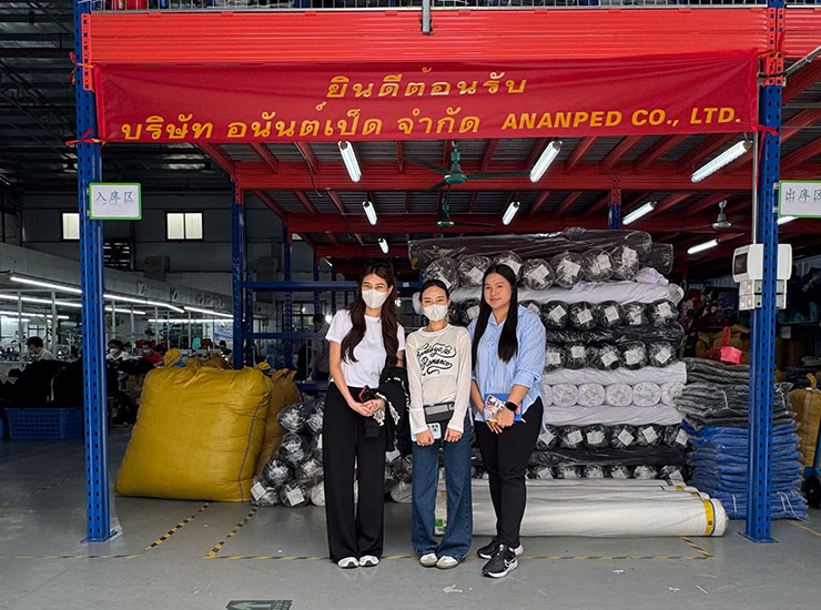ทาง โรงงานจีน เต็มใจต้อนรับ โดยทำป้ายติดหน้าหน้าโรงงานผลิต
