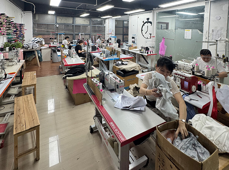 ห้องตัดเย็บขึ้นแบบ ภายใน โรงงานจีน