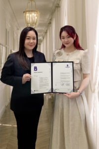 ภาพการยืนยันข้อตกลงทางธุรกิจกับโรงงานจีน หลังการเจรจาในทัวร์ Canton Fair x Factory