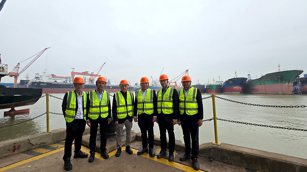 คณะผู้บริหารจาก CPF สวมอุปกรณ์ป้องกันตรวจไซต์อุตสาหกรรมในจีน ระหว่างทริปเยี่ยมชมโรงงานที่จัดโดย BUBULAALAA เพื่อประเมินความน่าเชื่อถือและศักยภาพการผลิตและส่งออก