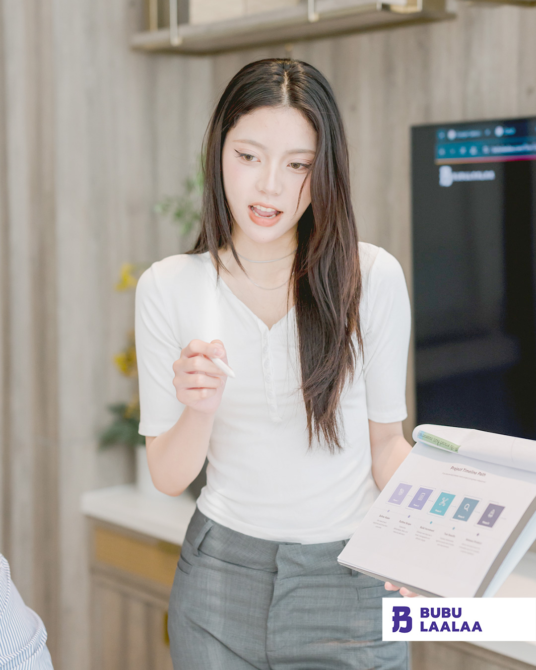 ทีมงานนำเสนอแผนธุรกิจและข้อมูลโปรเจกต์ให้ผู้บริหารก่อนตัดสินใจดีลโรงงานจีน