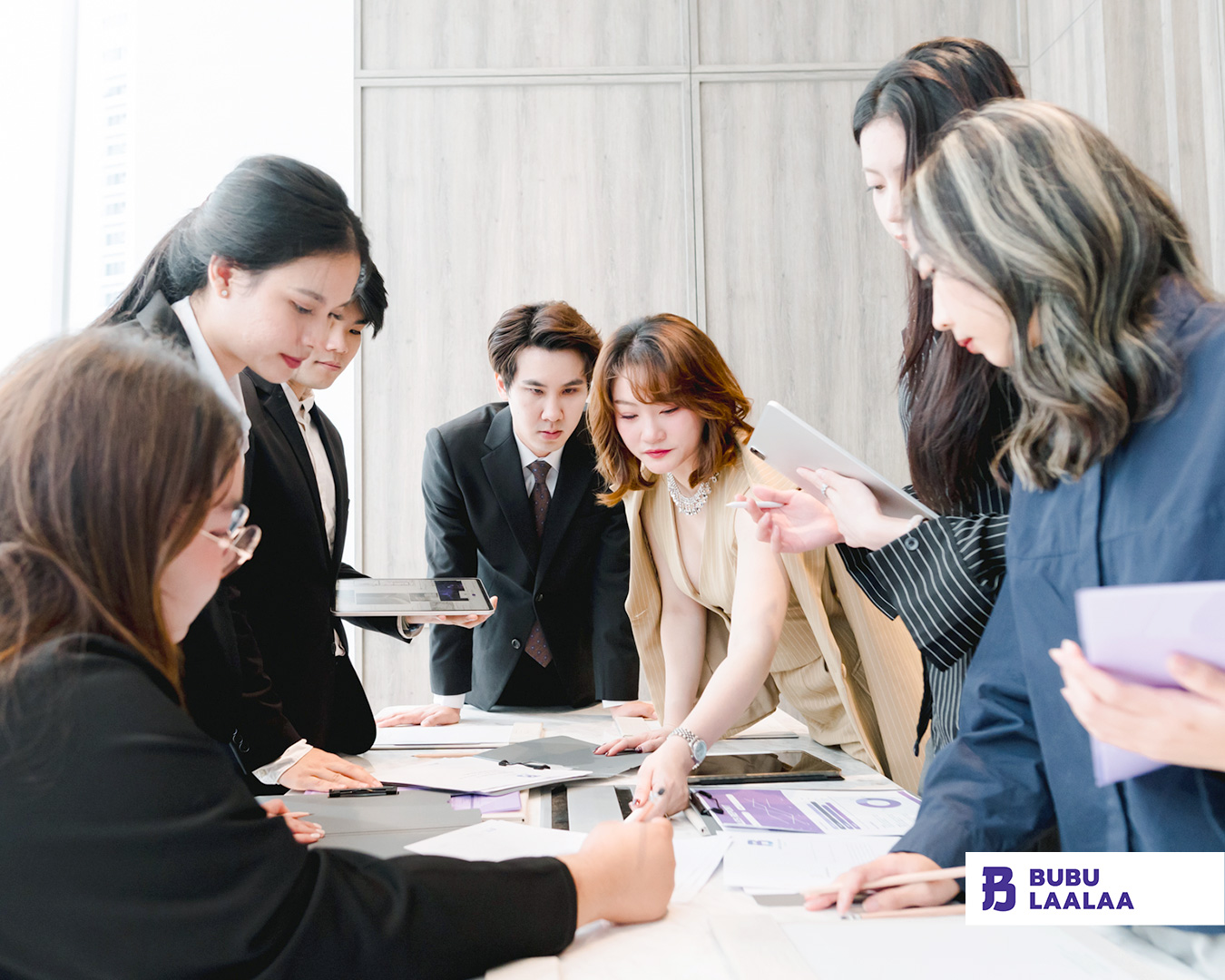 ทีมผู้บริหารร่วมกันวิเคราะห์ข้อมูลธุรกิจและวางกลยุทธ์ก่อนเดินทางไปทัวร์โรงงานจีนธุรกิจ