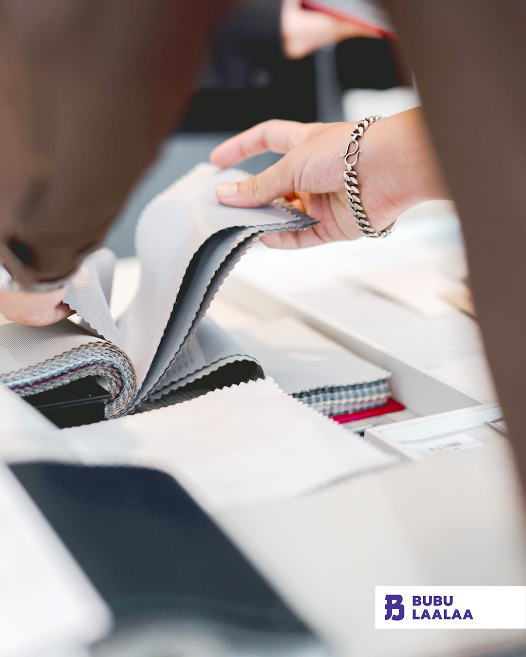 ผู้ประกอบการกำลังตรวจสอบคุณภาพวัสดุสินค้าเพื่อเปรียบเทียบมาตรฐานก่อนเลือกโรงงานจีน